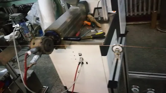 Machine auxiliaire pour équipement de réception de fils et câbles